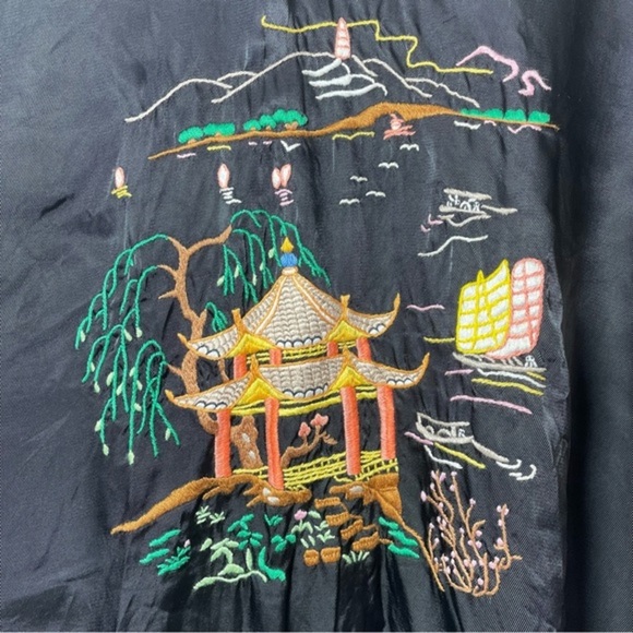 VINTAGE RAYON ASIAN CHINESE HAND EMBROIDERED KIMONO ROBE SIZE SMALL BLACK TEMPLE - Picture 2 of 8